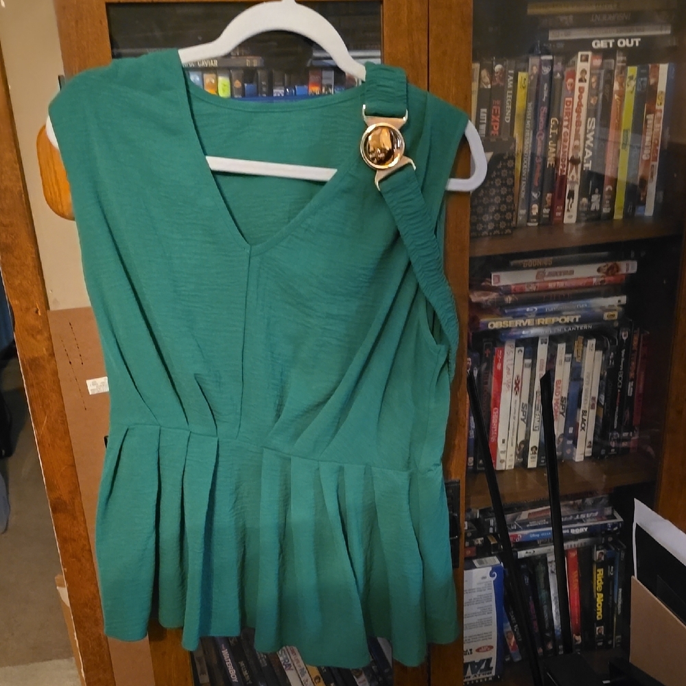 SHEIN Green Sleeveless Blouse with Gold Buckle